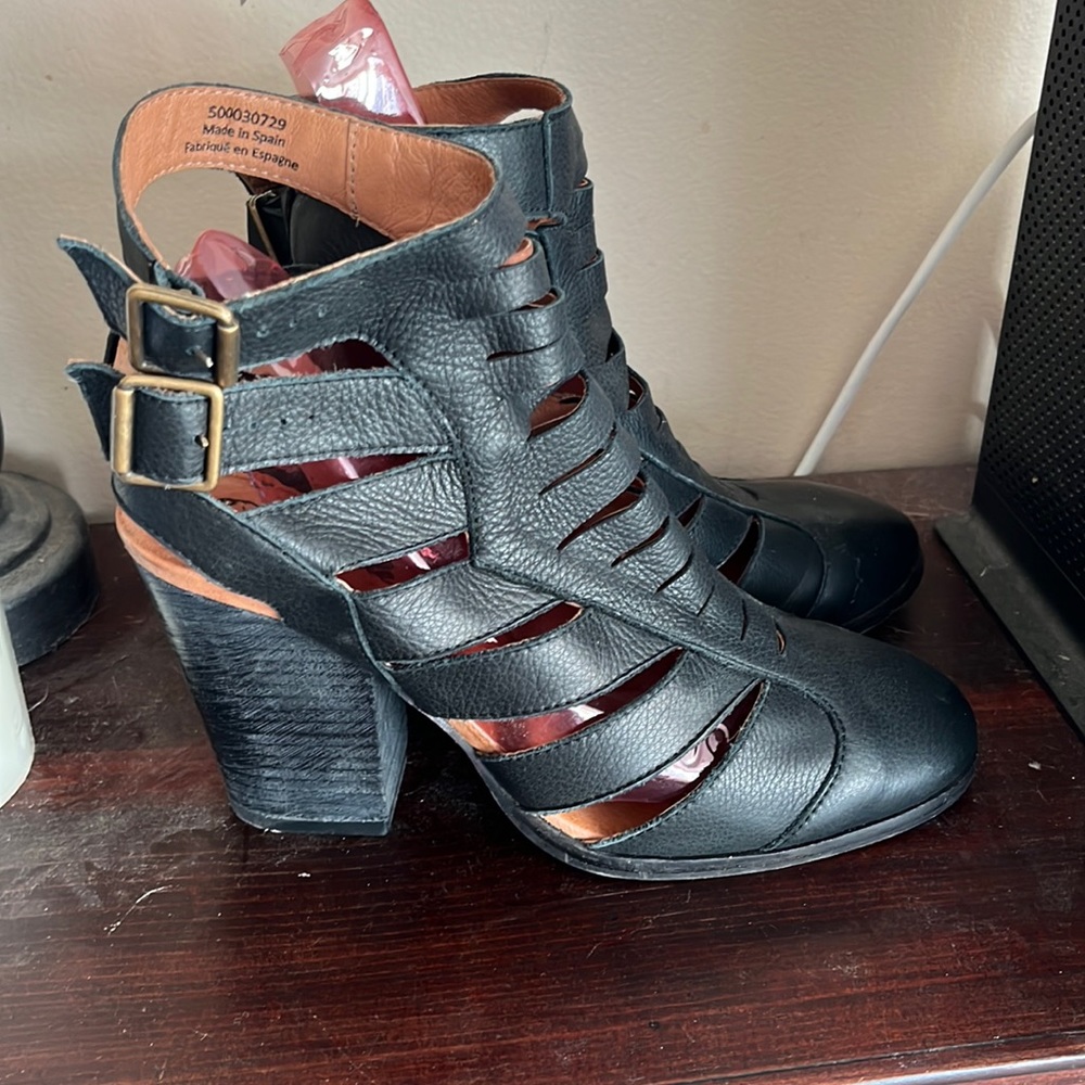 Stunning FREE PEOPLE leather buckle up heels size 39